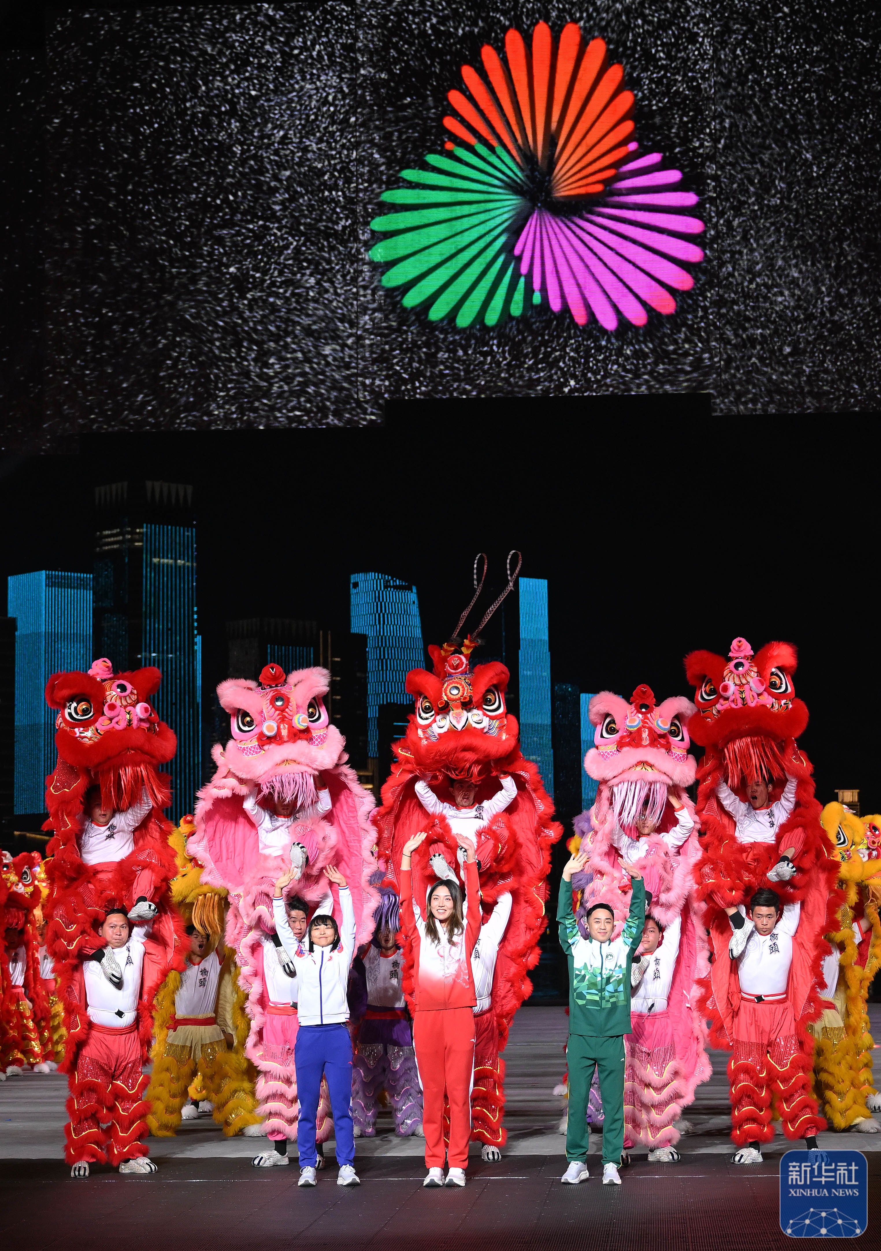 ↑ 广东队运动员王欣瑜(前中)、香港队运动员李思颖(前左)和澳门队运动员郭建恒(前右)在闭幕式现场。全运 新华社记者 张龙 摄